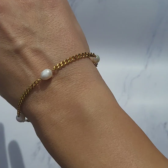 Dainty 18 k gold plated Cuban chain bracelet with freshwater pearl. 3mm. Water proof.