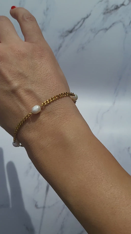 Dainty 18 k gold plated Cuban chain bracelet with freshwater pearl. 3mm. Water proof.