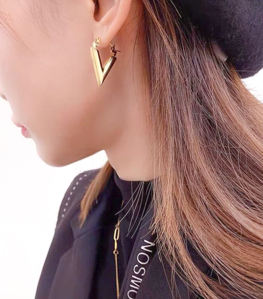 Gold plated V shape earring on a girl
