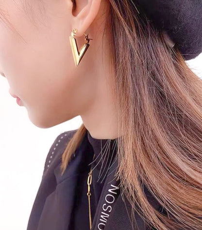 Gold plated V shape earring on a girl